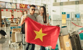 Ông xã điển trai tiễn Dương Thùy Linh đi thi Mrs Worldwide 2018