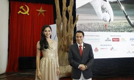 Hoa hậu Việt Nam năm 2018 Trần Tiểu Vy- đại diện hình ảnh giải Tiền Phong Golf Championship 2018 chụp ảnh lưu niệm cùng ông Nguyễn Văn Tưởng- Chủ tịch công ty Trầm Hương Khánh Hoà- nhà tài trợ chính của giải.