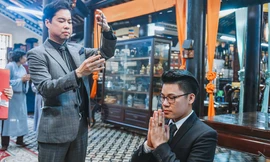 Ngọc Sơn làm lễ nhận Duy Cường làm con nuôi tại chùa Giác Lâm.