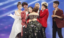 Gia đình 'hoa dâm bụt' vui mừng khi cùng dắt tay nhau vào chung kết.