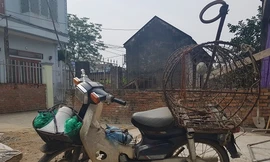 Chiếc xe chuyên đi bắt chó của ông Trung với rọ sắt và thòng lọng ở phía sau. Ảnh: Gia Chính.