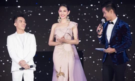 Thuỳ Tiên ma mị làm vedette, khoe chân dài gợi cảm trên sàn catwalk