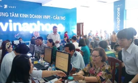 Nhiều người dùng sợ bị khóa thuê bao nên dù phải ngồi chờ đợi vẫn cố gắng hoàn thành thủ tục. Ảnh: Hải Dương.