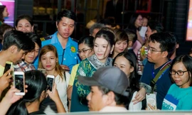 Lý Nhã Kỳ mặc áo dài quý tộc gây 'náo loạn' phố đi bộ Nguyễn Huệ