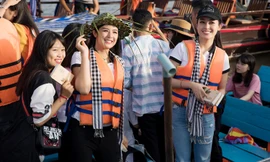 Huyền My, Ngọc Hân đi tặng sách tại chợ nổi Cái Răng lúc 4h sáng