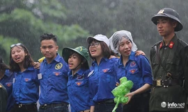 Xúc động tình nguyện viên đội mưa làm 'hàng rào mền' ở Đền Hùng