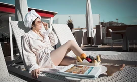 Lý Nhã Kỳ khoe dáng gợi cảm ở khách sạn đắt đỏ nhất thế giới