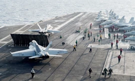 Đoàn liên ngành Việt Nam tìm hiểu tàu sân bay Mỹ