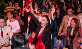 'Quỳnh búp bê' vỡ oà giữa 10.000 sinh viên khi Việt Nam vô địch 