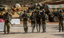 Binh sỹ Thổ Nhĩ Kỳ triển khai tại Reyhanli, tỉnh Hatay, gần khu vực biên giới với Syria. (Nguồn: AFP/TTXVN)