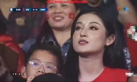 Á hậu Huyền My trên khán đài trận Việt Nam - Campuchia trên sân Hàng Đẫy tối 24/11.