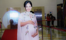 Lan Phương 'bế' bụng bầu 'vượt mặt' đi ra mắt phim ở Hà Nội