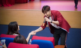 Jun Phạm tình tứ nắm tay Đỗ Mỹ Linh khiến hàng trăm sinh viên phấn khích