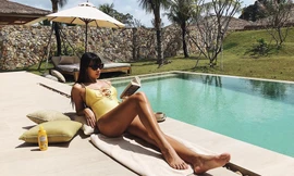 Mới đầu năm, Hà Anh mặc bikini khoe bụng bầu 5 tháng nóng bỏng