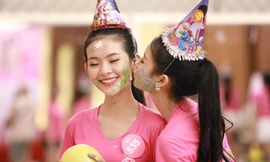 Thí sinh Hoa hậu Việt Nam 'quậy' hết cỡ trong tiệc sinh nhật bí mật