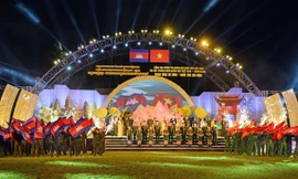 ĩ quan trẻ Việt Nam - Campuchia giao lưu tại đêm dạ hội thanh niên quân đội Việt Nam - Campuchia với chủ đề "Chung dòng Mê Kông - Nghĩa tình sâu nặng". Ảnh: XUÂN CƯỜNG.