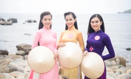 Các thí sinh HHVN 2018 đến thăm Eo Gió.