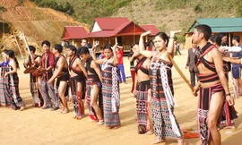 Ngắm thiếu nữ Cơ Tu trong lễ hội đâm trâu