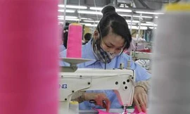 Một công nhân trong xưởng may ở Tân Lập, Hà Nội