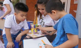 Các bạn nhỏ vẽ về bữa ăn gia đình tại trường Hermann Gmeiner, Hà Nội sáng 15/10 