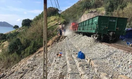 Đoạn đường sắt qua Đèo Cả bị sạt lở