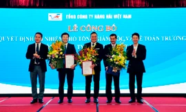 Chủ tịch Hội đồng thành viên Lê Anh Sơn và Q. Tổng giám đốc Vinalines Nguyễn Cảnh Tĩnh tặng hoa, chúc mừng các đồng chí Phạm Anh Tuấn, Lê Quang Trung, Lương Đình Minh được bổ nhiệm vào các chức vụ mới.