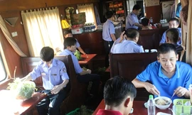 Hiện nay, hành khách tự chuẩn bị thức ăn hoặc phải di chuyển đến toa dịch vụ trên tàu để dùng bữa. Ảnh Báo Giao thông