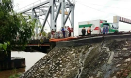 Hiện trường vết nứt mố cầu Đuống 