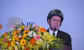 Đại diện Quỹ Phòng chống thương vong châu Á, ông Greig Craft xuất hiện tại hội nghị với chiếc MBH. (Ảnh: Sỹ Lực)