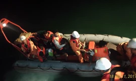 Tám thuyền viên tàu OCEAN BRIGHT được đưa lên tàu cứu hộ