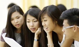 Ngắm thanh niên kiều bào rạng rỡ luyện thanh