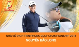 Khắc tên nhà vô địch Nguyễn Bảo Long trên cúp luân lưu Tiền Phong Golf Championship