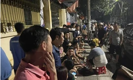 Trăm phụ huynh mang chiếu, bánh mì xếp hàng xuyên đêm nộp hồ sơ lớp 1 cho con