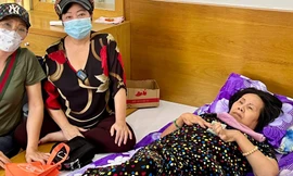 Diễn viên Phương Dung và Phi Phụng tới thăm nghệ sĩ Hoàng Lan ngày 10/11. 