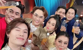 Nghệ sỹ mưu sinh mùa dịch: Người bán trà sữa, người làm shipper