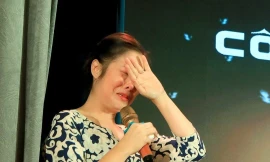 Showbiz 16/9: NSND Hồng Vân bật khóc nức nở trên sân khấu 