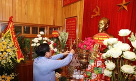 Thủ tướng dâng hương tưởng niệm Bác Hồ và các anh hùng liệt sỹ