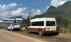 Chiếc xe chở các cháu học sinh xảy ra vụ tai nạn (Ảnh: Lê Nam).