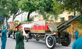 Cỗ linh xa lăn bánh trên đường phố Hà Nội