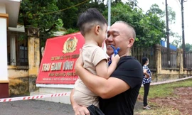 Phó Thủ tướng Phạm Bình Minh trao quyết định đặc xá cho các phạm nhân tại Trại giam Vĩnh Quang