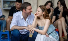 Showbiz 3/9: Lan Phương và chồng Tây dạo phố, ăn vặt vỉa hè