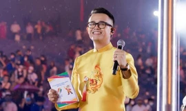 Showbiz 1/10: MC Đức Bảo dẫn chung kết Olympia 2022