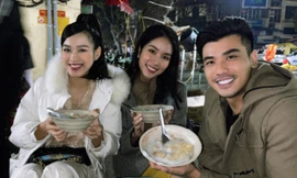 Đi ăn vỉa hè, Hoa hậu Đỗ Thị Hà và Á hậu Phương Anh giản dị vẫn xinh đẹp rạng rỡ