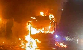 Xe khách giường nằm bốc cháy ở Hà Nam, hơn 20 người tháo chạy