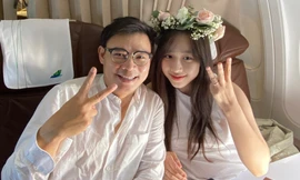 Hà My nhận lời cầu hôn của bạn trai trên máy bay. 