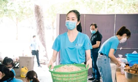 Á hậu Phương Anh nhiều ngày liền tham gia hoạt động nấu cơm từ thiện. 