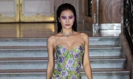 Showbiz 18/9: Hương Ly diện váy xuyên thấu