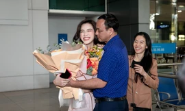 Bố Hoa hậu Đỗ Thị Hà xúc động đón con gái trở về sau Miss World 2021