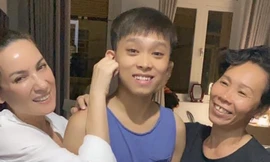 Hồ Văn Cường cùng mẹ nuôi Phi Nhung và mẹ ruột của mình. 