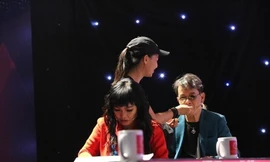 Showbiz 15/5: Khoảnh khắc ngọt ngào trong hậu trường của nhạc sĩ Đức Huy và bà xã kém 44 tuổi 